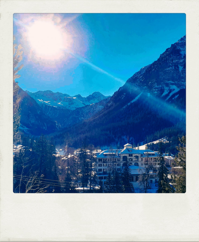 Heute beschließen wir, uns mal ohne Technik an den Füßen fortzubewegen. Wir machen einen Spaziergang nach Latsch, ca. 200 Höhenmeter oberhalb von Bergün. Der Weg dorthin lohnt sich bereits, weil man wundervolle Blicke zurück genießt. Hier der Blick aufs Bergüner Jugendstil-Kurhaus.