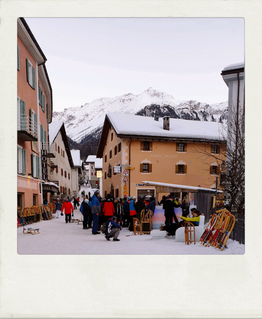 Zurück in Bergün stellen wir fest, dass der Ort wochenends von Schlittlern regelrecht überrannt wird. Hat sich die Mühe für die Eisbar doch gelohnt.
