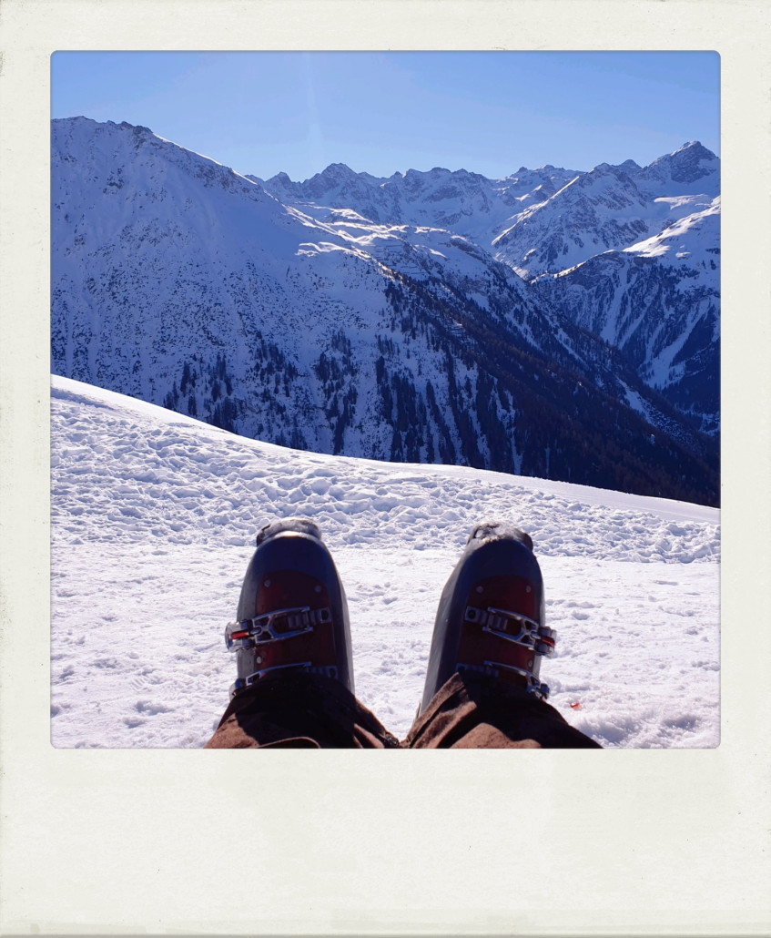 Schlitteln haben wir fürs Wochenende ad acta gelegt ob der vielen Menschen, da macht Skifahren viel mehr Sinn. Ein Freund von mir ist da, mit dem ich auch immer schon am Gerlosstein rumcruiste. Nun verbringen wir nach Jahren mal wieder einen Skitag zusammen. Spaß machts. Und wieder mit Traumwetter - hier bei der Pause am Snow Hill.