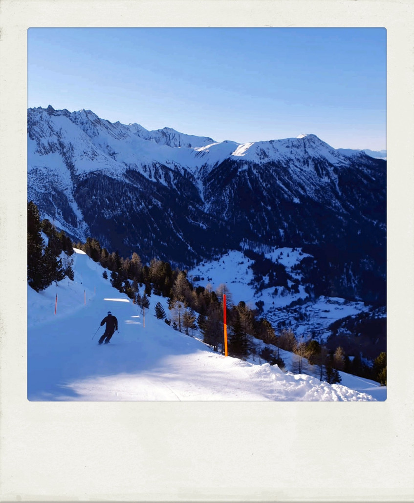 Nach der Pause machen wir gleich ein paar Mal die Abfahrt vom höchsten bis zum tiefsten Punkt. Es ist wirklich ein Traum. 1200 sportliche Höhenmeter, fast alleine. Hier auf der Piste an der 2. Sektion...