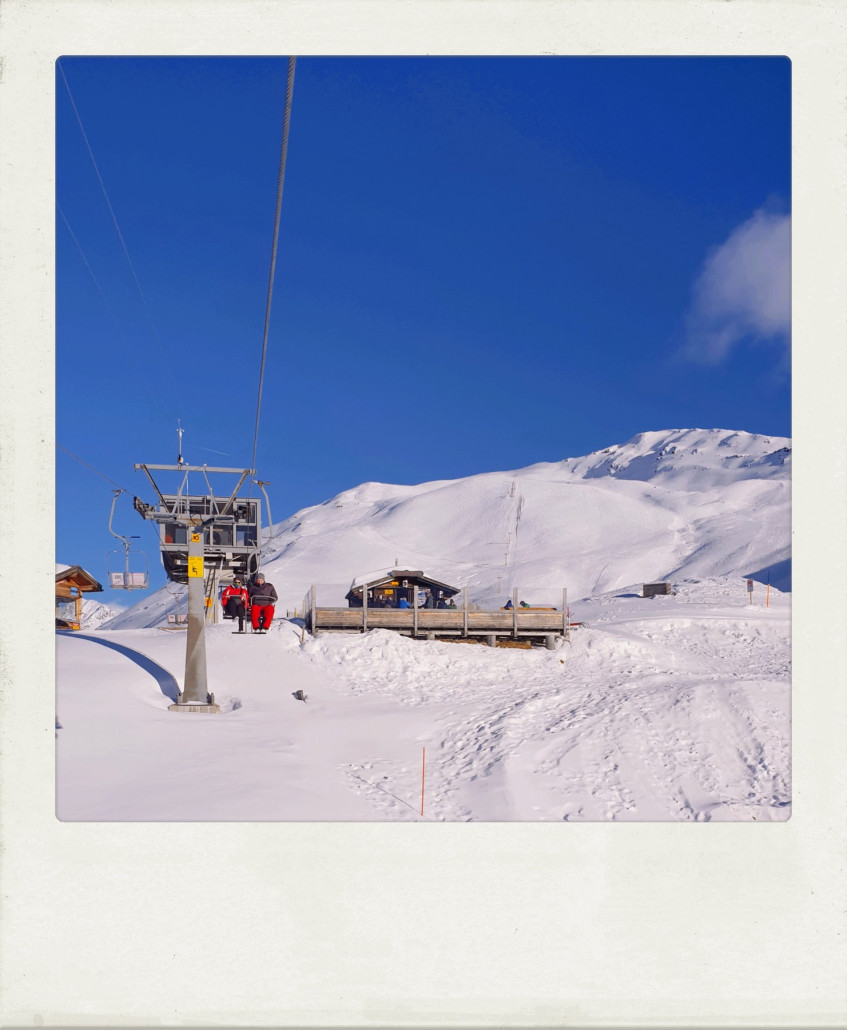 ...deswegen geht es nach einer Cervelat und einem Jagatee mit dem Sessellift zurück ins Tal.