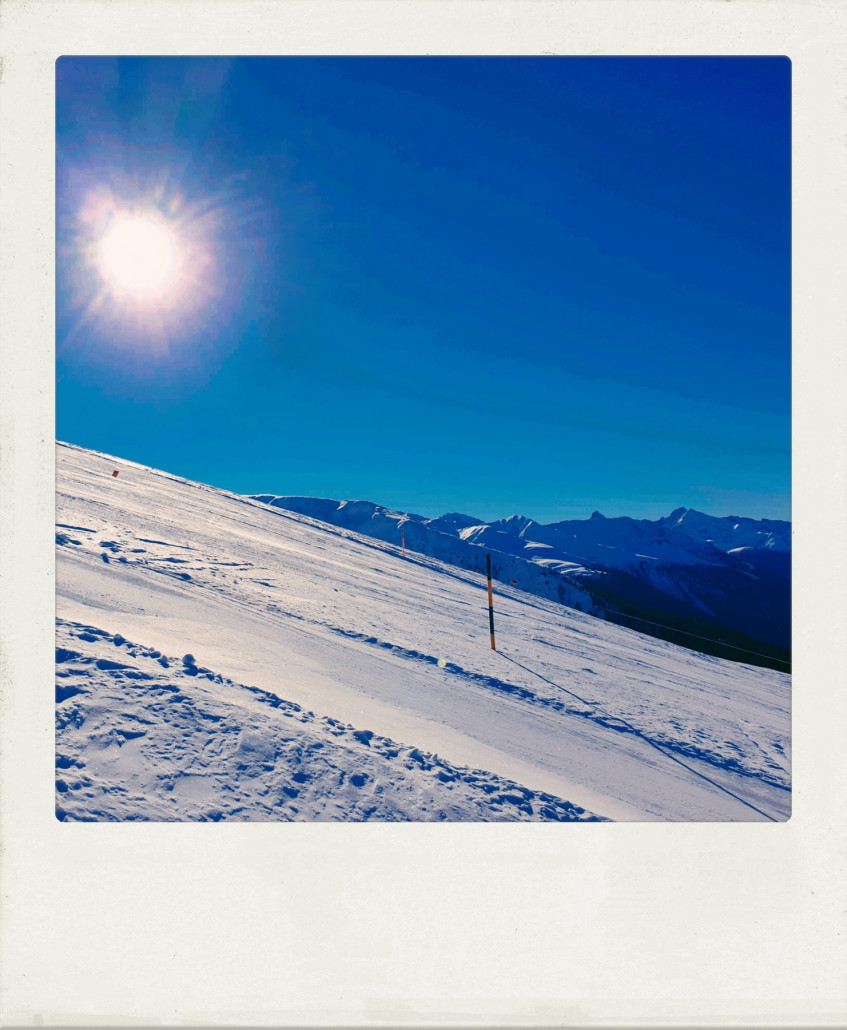 Mit meinem Vater fuhr ich früher oft Ski. Toll, dass er mit seinen 82 Jahren immer noch auf der Piste unterwegs ist und ich bin dankbar für den gemeinsamen Skitag. Bergün wäre aber nichts für ihn gewesen (zu anstrengend), deshalb entschieden wir uns heute fürs Rinerhorn. Hier waren nicht viele Menschen unterwegs und es ging fast genauso gemächlich zu wie in Bergün. Mein Mann und meine Mutter nahmen den Winterwanderweg...