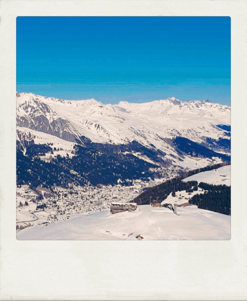 Skihütte Hubel mit Davos im Hintergrund. Einfach nicht wirklich schön. Die Hubelhütte klingt reizvoll mit ihren Südtiroler Spezialitäten, allerdings entscheiden wir uns für Spina, weil wir dort die anderen Beiden treffen wollen.