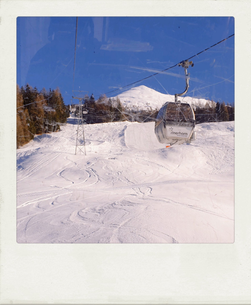 Mein Vater beendet den Skitag, ich möchte aber nochmals hinauf. Hier also in der Sechsergondelbahn Rinerhorn...