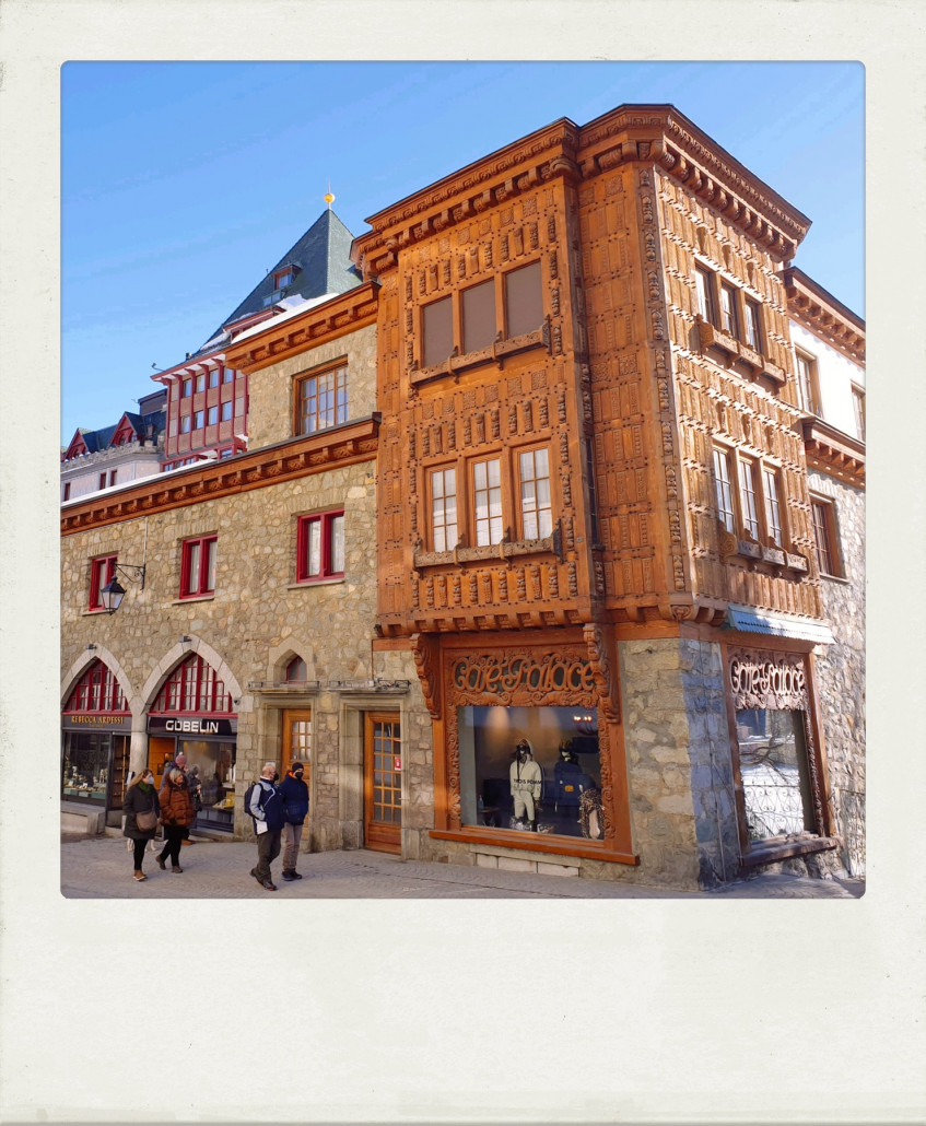 Schon verrückt, dieser Ort. Alleine die Schaufenster sind die Reise wert. Schön ist aber anders, nur ein paar einzelne Häuser wie dieses.