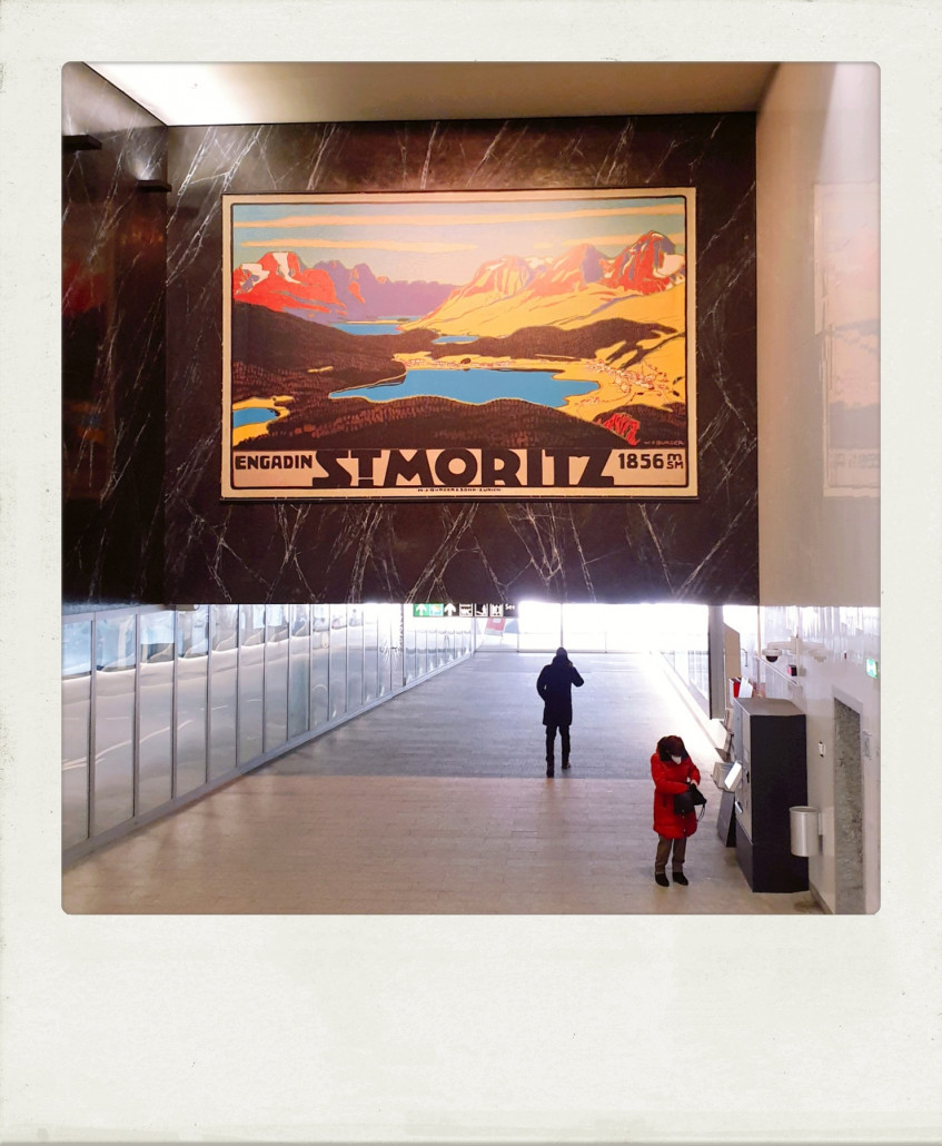 Nach einem relativ kurzen Spaziergang wollen wir weiter und begeben uns mit den Rolltreppen wieder zurück zum Bahnhof.