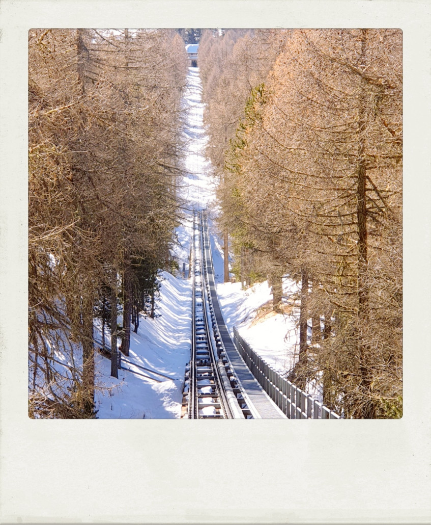Von dort geht es mit der Berninabahn zum Punt Muragl Staz und hinauf mit der Muottas Muragl Standseilbahn zum gleichnamigen Aussichtsberg.
