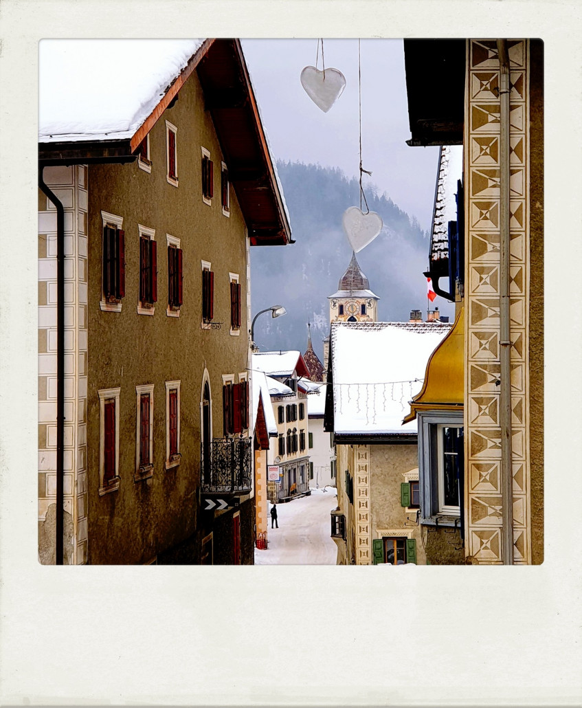 ...mehr davon gibts in Bergün, aber auch nicht die Welt. Erst heute diese Eisherzen entdeckt, die den Blick die Hauptstraße hinab noch liebevoller machen.
