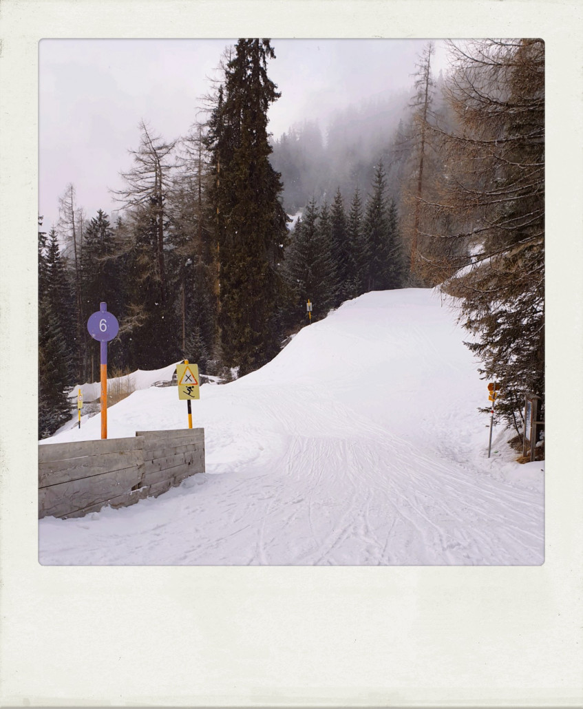 Hier kreuzt die Talabfahrt die Schlittelbahn.