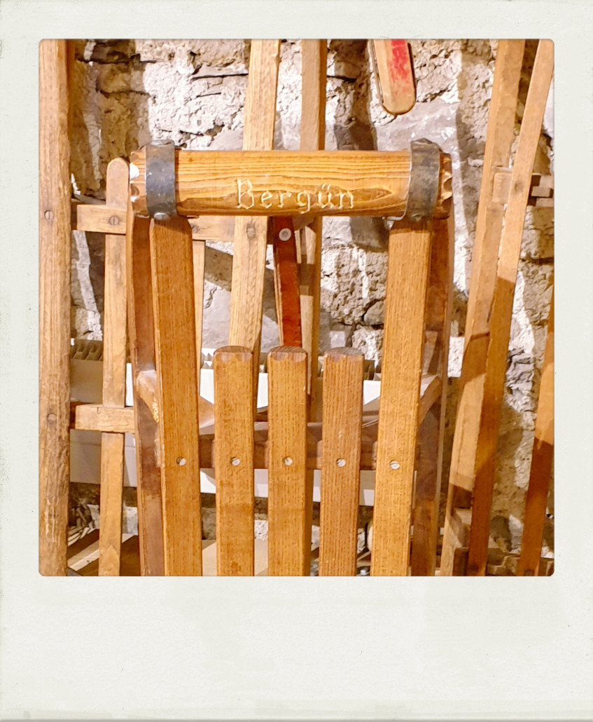 Da es zapfig kalt wird, begeben wir uns noch ins Dorfmuseum, wo die Bergüner Schlittelgeschichte erlebt werden kann. Hier ein Bergüner Schlitten.