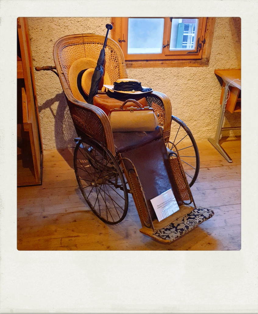 Im oberen Teil wird aber selbstverständlich auch Heidi sowie Bergün und Latsch als Heidi-Drehorte thematisiert. Hier Klaras Rollstuhl aus dem 50er-Jahre-Film.