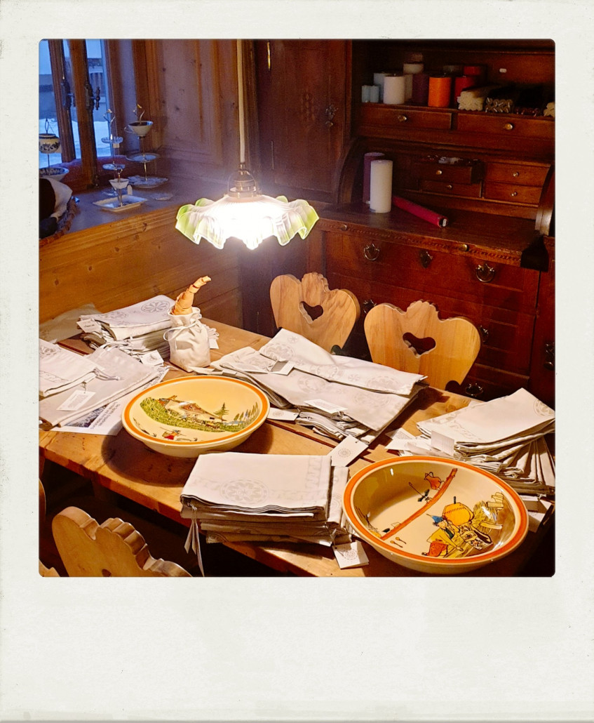 Man kann in Bergün auch in zwei "Butecas" schöne Dinge kaufen. Tischdeckchen, Servietten, Minischlitten, Alpenprodukte (insbesondere Produkte aus Arvenholz)...