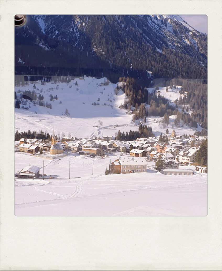 Ein weiterer Schlitteltag bricht an. Dieses Mal wollen meine Mutter und mein Mann auch mit. Uns fehlt sowieso noch die nicht so steile Schlittelbahn von Preda nach Bergün. Dafür fährt man mit dem Schlittelzug hinauf nach Preda zum Tunnelportal...