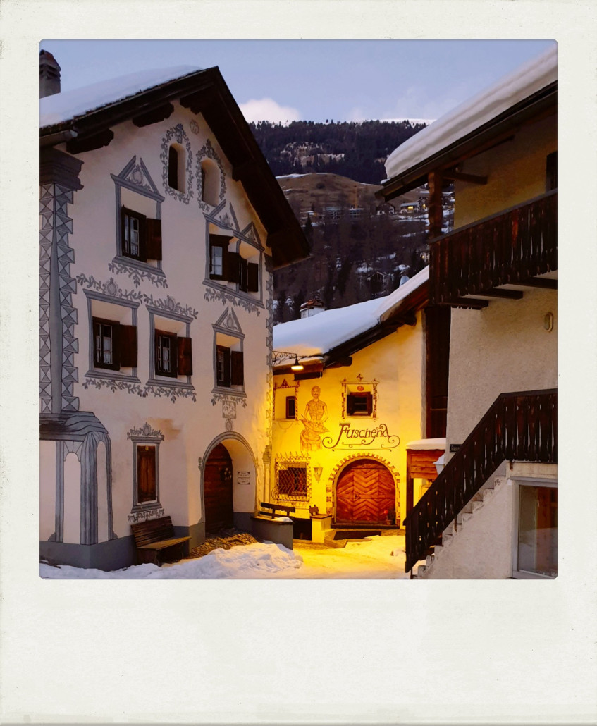 Und auch schon wieder im Ort. Die Dämmerung zieht ein...