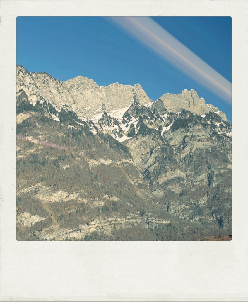 Und schon im Zug. Der fährt ja zum Glück von Chur bis Altona, also fast vor unsere Haustüre. In der ersten Klasse sind die 9 Stunden Fahrzeit gut machbar... Zug ist pünktlich und die Strecke sehr schön. Hier ziehen die Churfisten vorbei und winken zum Abschied.