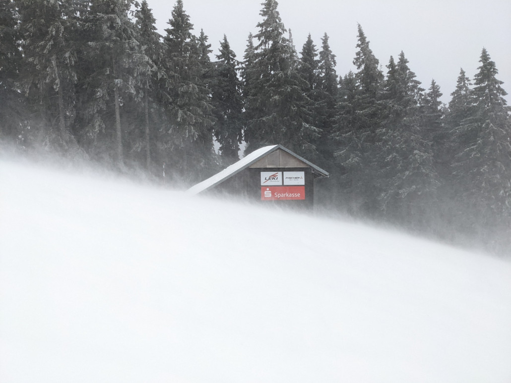 Wind an der FIS. War noch stärker als es hier aussieht