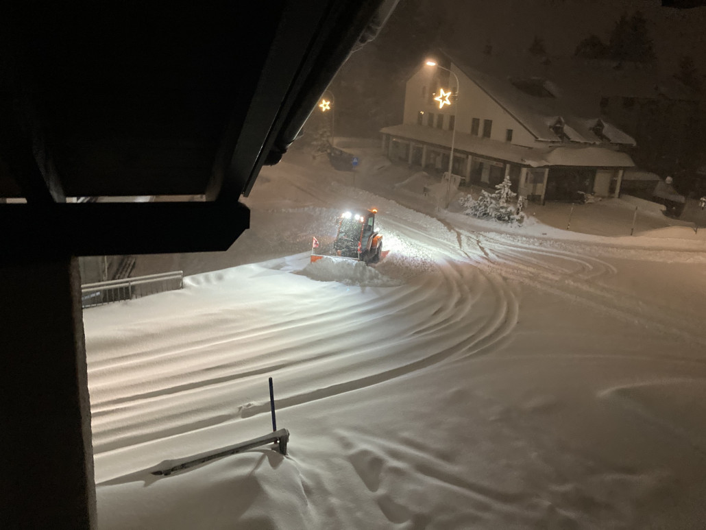 Auf dieser Kreuzung läuft die Räumung jeweils so: Zuerst wird der Schnee vom Trottoir auf die Strasse geschoben. Danach wird der Schnee auf der Kreuzung zusammengeschoben, auf Lastwagen gefräst und abtransportiert.
