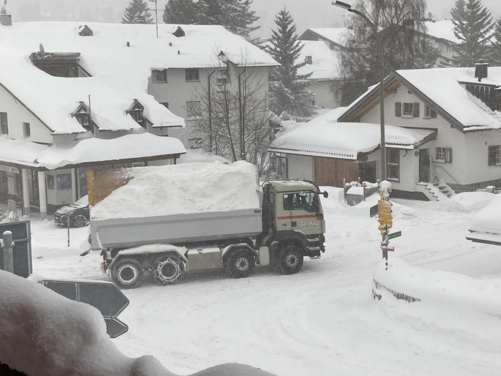 Der Schnee wird teilweise mit Lastwagen aus dem Dorfkern abtransportiert.