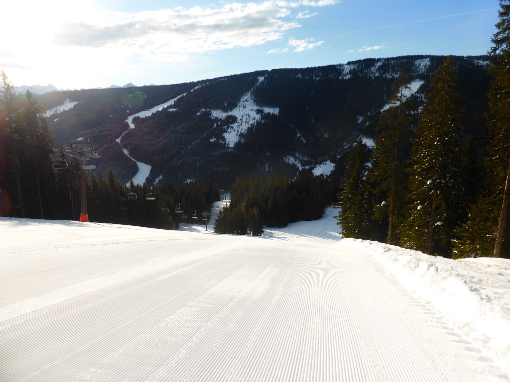 perfekter Teppich an der Grossbergbahn, gegenüber die Trasse und zugehörige Piste der Papagenobahn.
