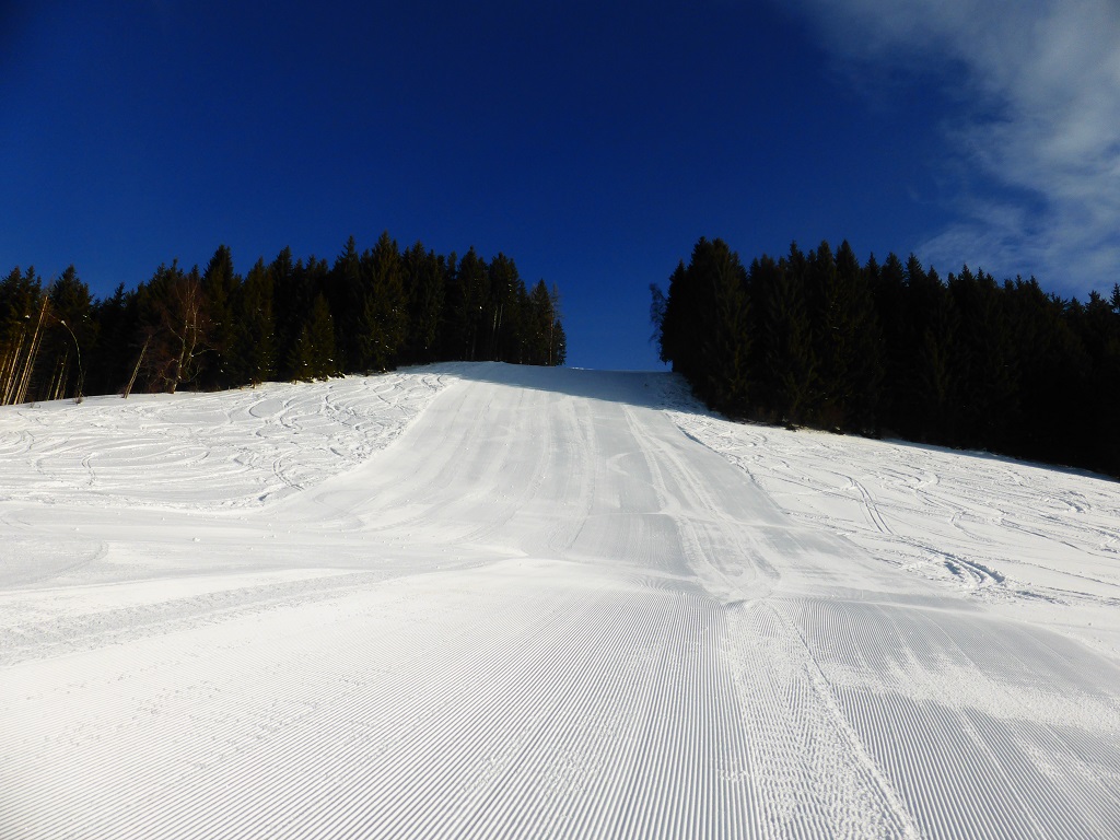 der obere Hang der "Fis-Piste". Hier deutlich härter und, auch wenn man es am Bild nicht gut sieht, nicht besonders gut präpariert.