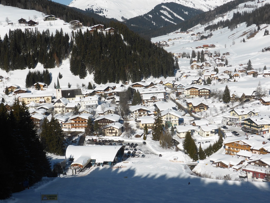 Talstation der Gondelbahn mit Filzmoos. Links unten der Waldweg, den man zum leichten Wechsel retour zur Grossbergbahn braucht.