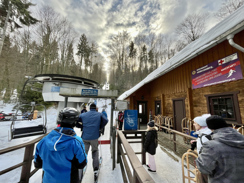 Talstation mit getrennten Anstehbereichen, es wird immer wechselweise eingelassen (Schranken bleiben dann für Alpinsportler geschlossen)
