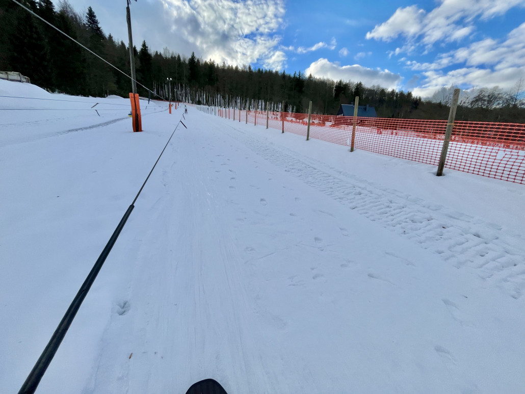 Im Seillift am „Donnerberg“, der Hang ist für Anfänger etwas zu steil