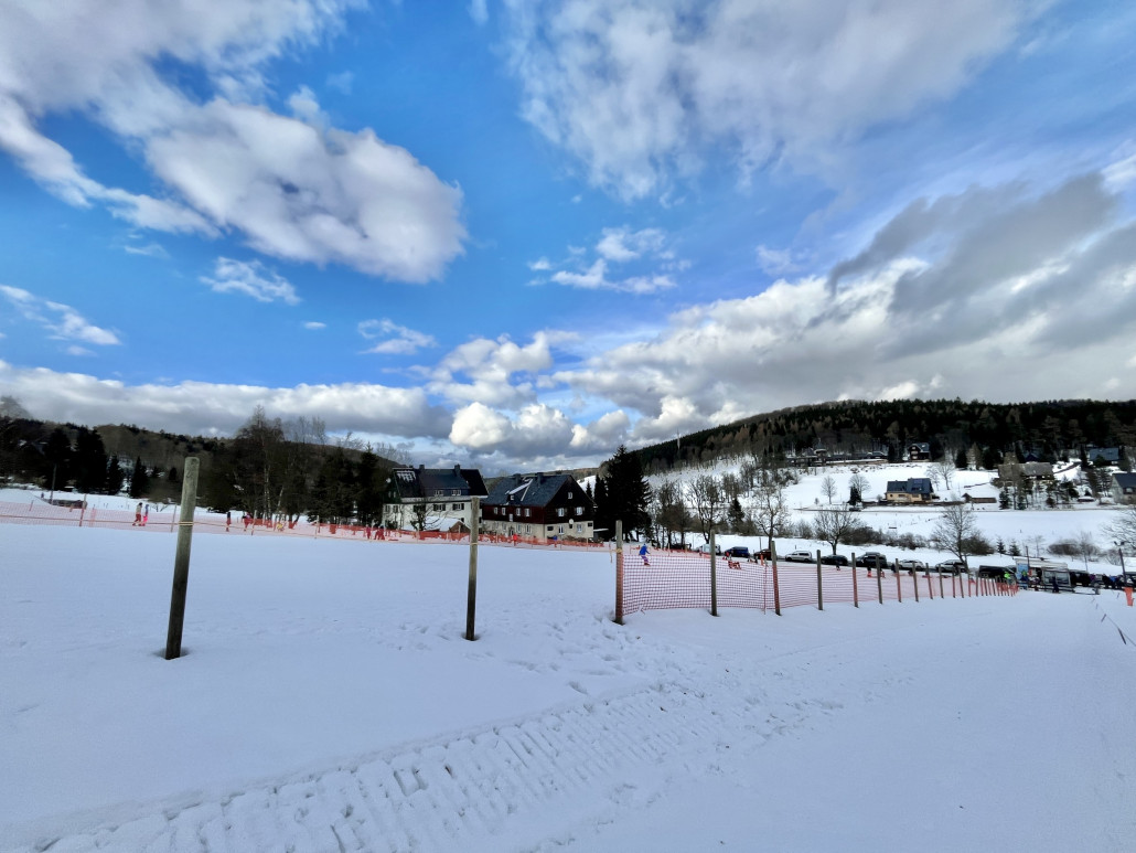Gleiche Position, Blick talwärts auf die verstreuten Häuser