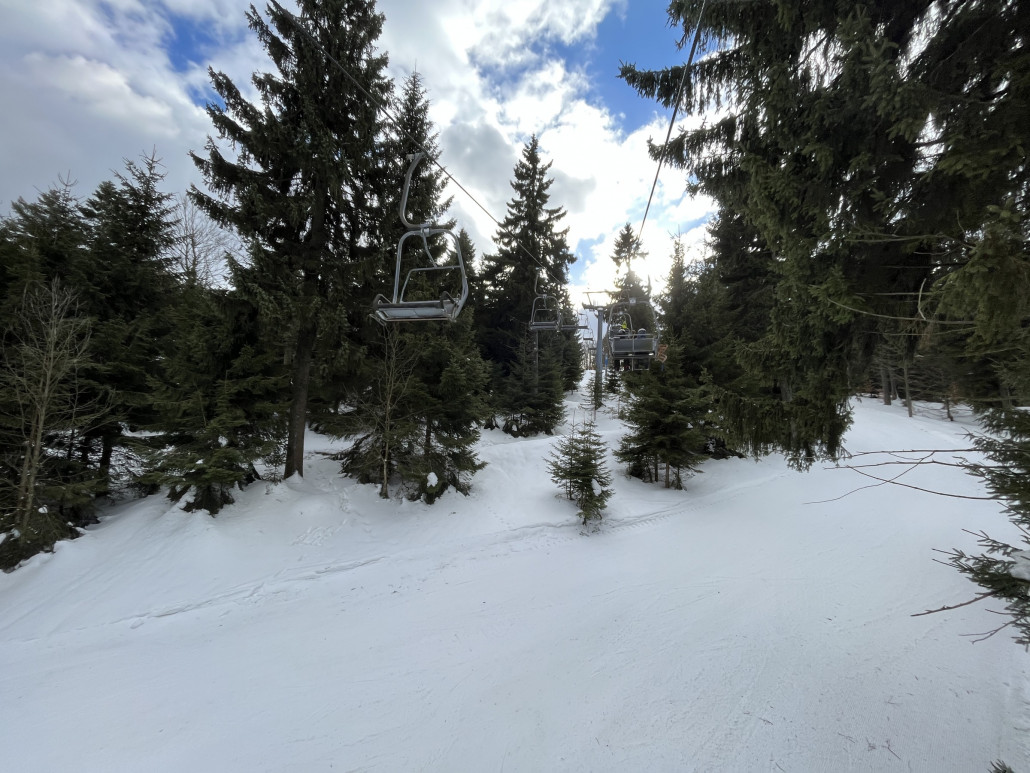 Blick vom Lift auf die erste Rechtskurve der roten „Sachsenabfahrt“