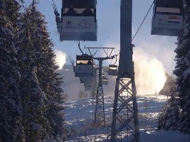 des schaut stark aus, wenn die Sonne gegen die Schneekanonen scheint