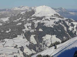 im Vordergrund die Gondelbahn