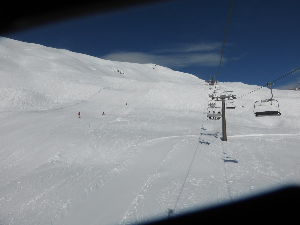 4er-Sessel Loserfenster mit Einer seiner Pisten. Was ich auch noch nie erlebt habe:dieser Lift hat mir heute beim Abstossen ein paarmal eine gewischt. Also einen leichten Stromschlag versetzt. Kenn mich mit Elektrizität nicht sonderllich aus. Irgendein Kriechstrom?