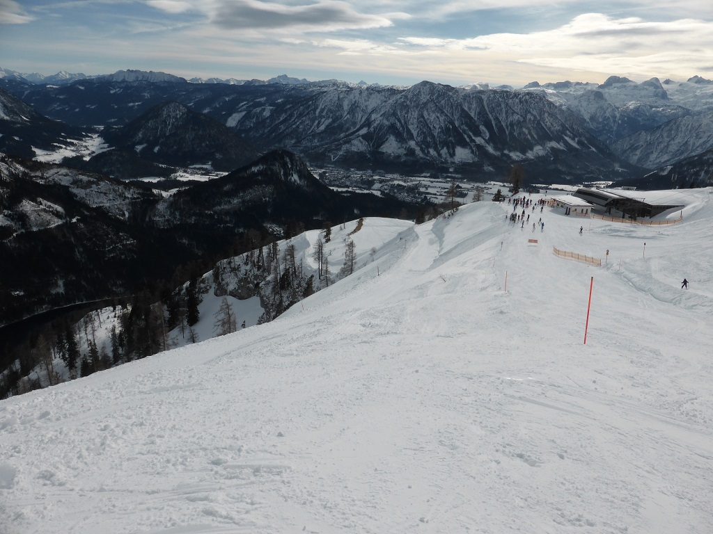Talstation vom 4er-Sessel Loserfenster, links unten, das könnte der Ostersee sein. Ein Nebensee des Altausseersees. Bin aber nicht sicher. Sieht aber sehr fjordartig aus..