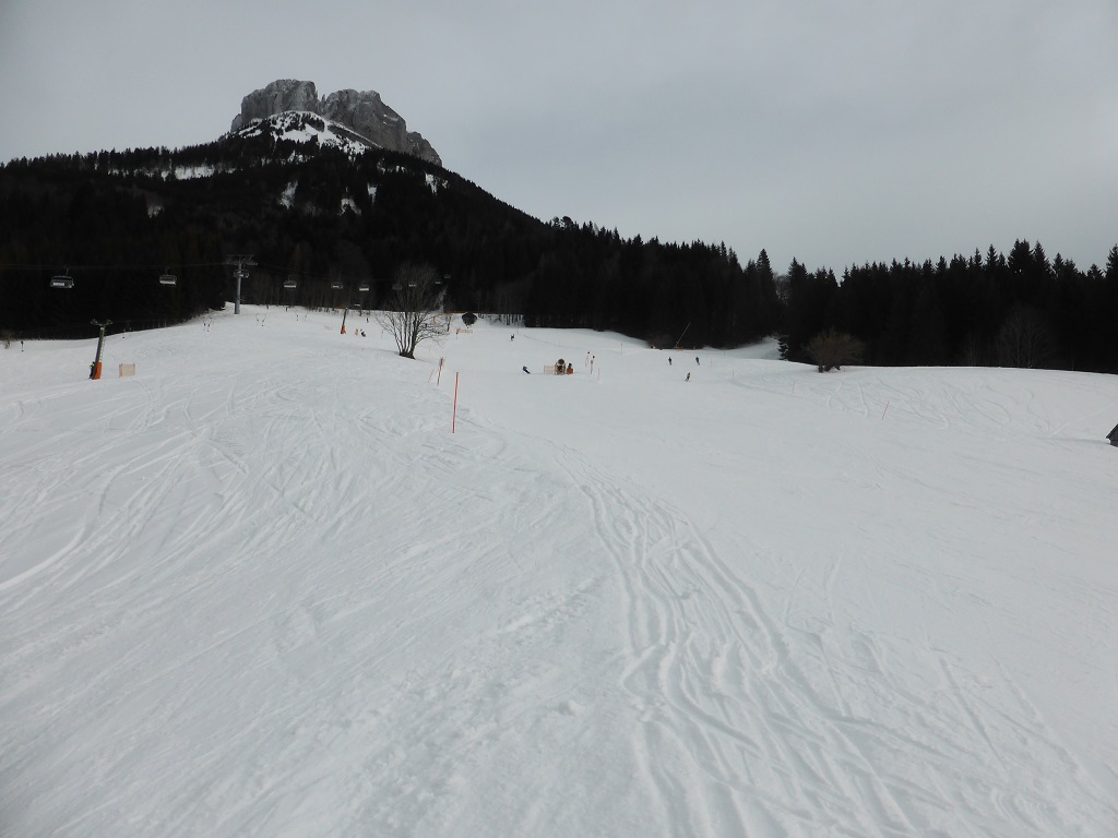 Schlußstück der Talabfahrt jetzt hat es auch schon etwas zugezogen.<br />Fazit: in den ersten Stunden wirkllich gut, wobei der Sandlingteil des Gebiets wohl nicht mehr meine Lieblingsecke wird. Schon einiges los, auch wenn das die Bilder nicht wirkllich hergeben. Bei der Doppelsessel und vor allem an der Loserfenster war es meist zum Anstehen. Auch hier am Loser merkt man halt, daß Ostösterreich seit gestern Ferien hat.<br />Und über die zwei Schlepper habe ich mich natürlich auch sehr gefreut