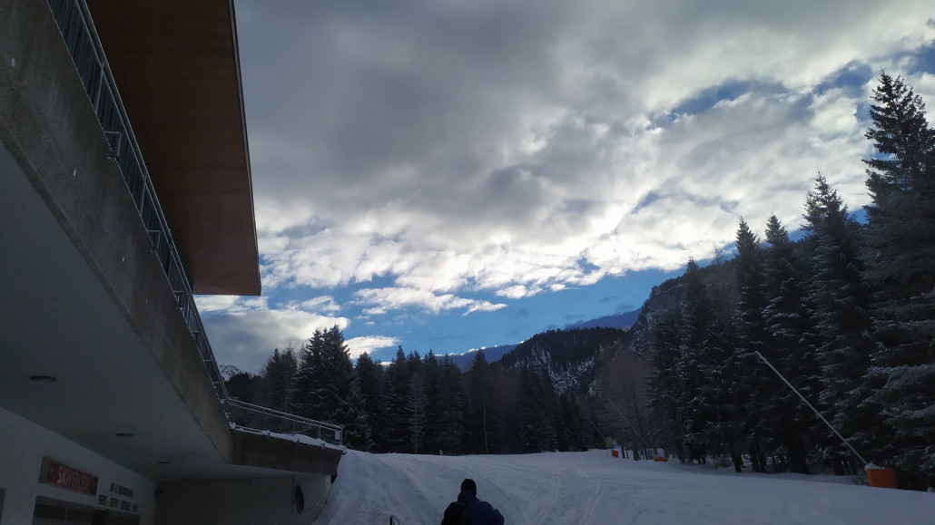 Blick aus dem Tal an der Ehrwalder Almbahn, noch war es teils bewölkt