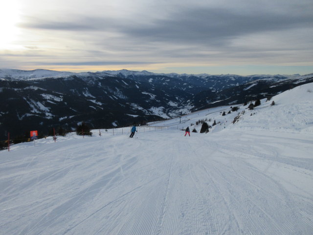Abfahrt Tschaneck über Königswiese, im Hintergrund der 6-CLD-B Gamskogelexpress