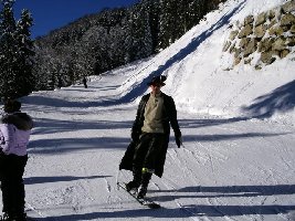 bei der Abzweigung zur schwarzen Hennesteckabfahrt (Cooler Snowboarder, oder?)