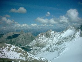 Bild in Richtung Talabwerts wenn man das Loch hinuntergeht wäre man ca 2km nach dem dorf nur halt von der höhe her viel höher