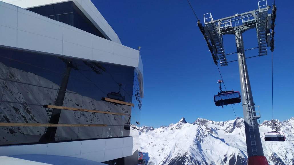 Nette Spiegelung im Bergstationsgebäude
