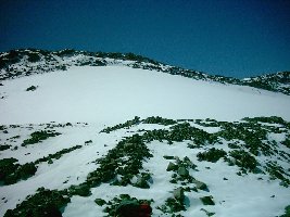 hier in den Felsen stehen die Überreste der Seilwinde oder was auch immer es war, anscheinend liegen da noch Bröcken des Antriebs bzw der Winde herum und eine alte Batterie