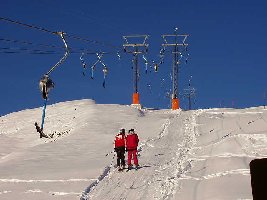 Habeggerlift aus dem Bilderbuch. Mit Kurzbügeln. Doppellift Bettmeralp. Besitzt Flutlicht.