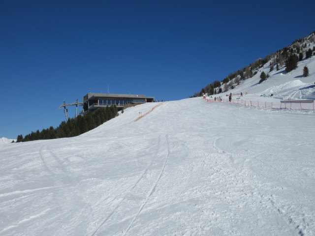 Familienabfahrt, im Hintergrund die Bergstation der 10-MGD Patscherkofel (1.965 m)