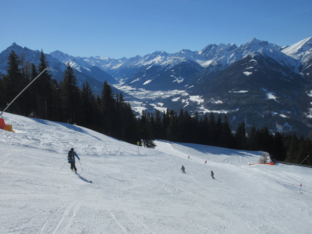 Ochsenschlagzufahrt, im Hintergrund in Bildmitte das Skigebiet Schlick 2000