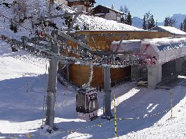 Bahn fährt 6m/s, mit 3000 Personen die Stunde eine Hochleistungsbahn