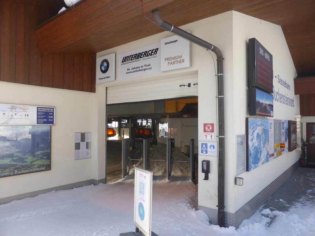 Eingang des 4-er Sessel Buchensteinwand