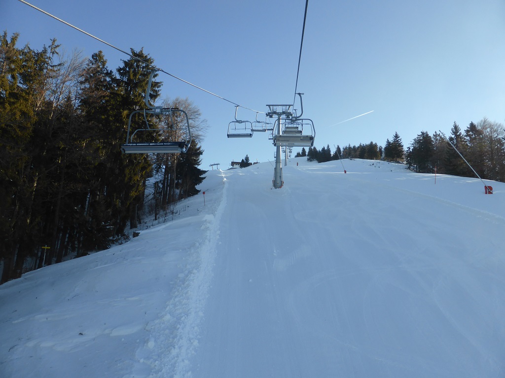 in der Panoramabahn. Die zugehörige Piste war die einzig Schlechte an dem Tag. Unangenehmer, grieseliger Lanzenschnee und auch sehr lieblos präpariert. Piste wurde auch im Tagesverlauf nicht besser.