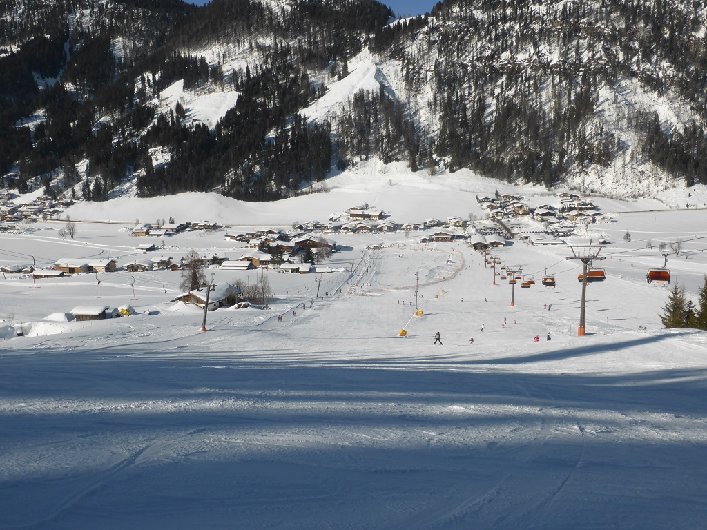 zum Ende hin, weil ja jeder Lift gefahren werden will, noch den Hochleitenschlepper mitgenommen. Erschließt hier den Kinder- und Anfängerbereich. Das ist hier auch gut gelöst, wie ich finde. Im ganz flachen Teil ein Tellerlift und für Jene, die schon etwas weiter sind, eben der Hochleiten. Der SL Kröppl war nicht in Betrieb.<br />Fazit: wieder ein sehr schöner Schitag. Beste Pisten an den beiden Hochfilzen Schleppern, aber auch die Talabfahrten gut.