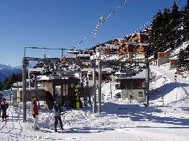 Talstation Alpmatte. Lift läuft wegen dem Seilscheibenaustieg sehr langsam. Dahinter der Schrägaufzug Alpmatte