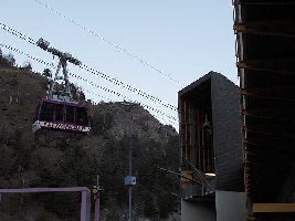 Einfahrt in die Talstation. Kommunikation der Steuerung nicht wie üblich über das Zugseil sondern Richtstraht. Der BMW Fahrer dankts!