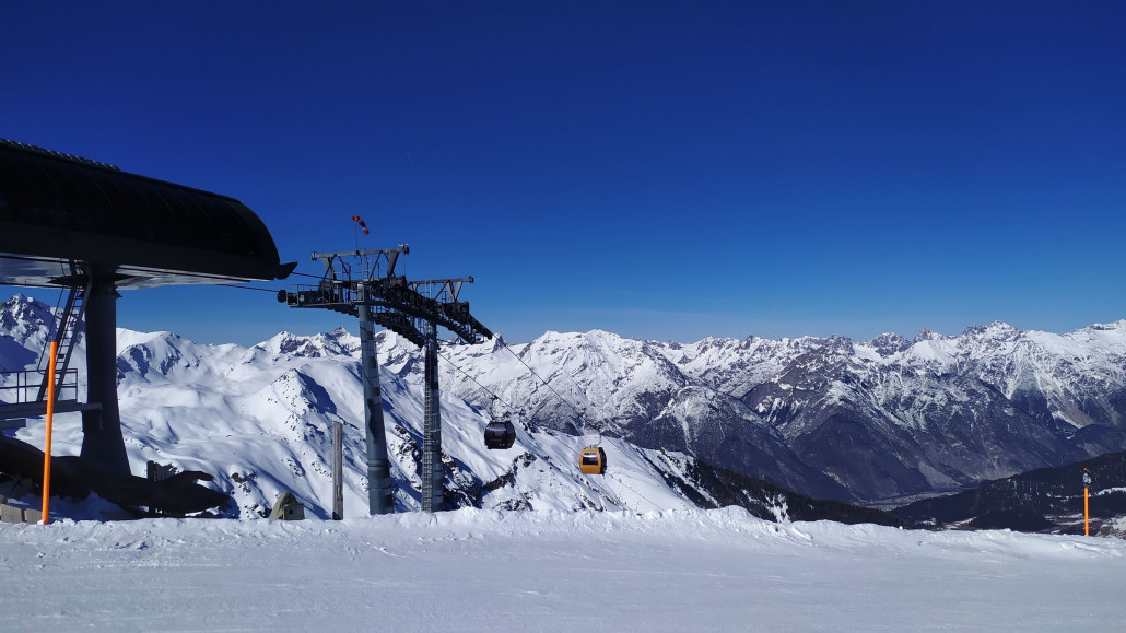 Die Bergstation der Almbahn mit Holzgondel